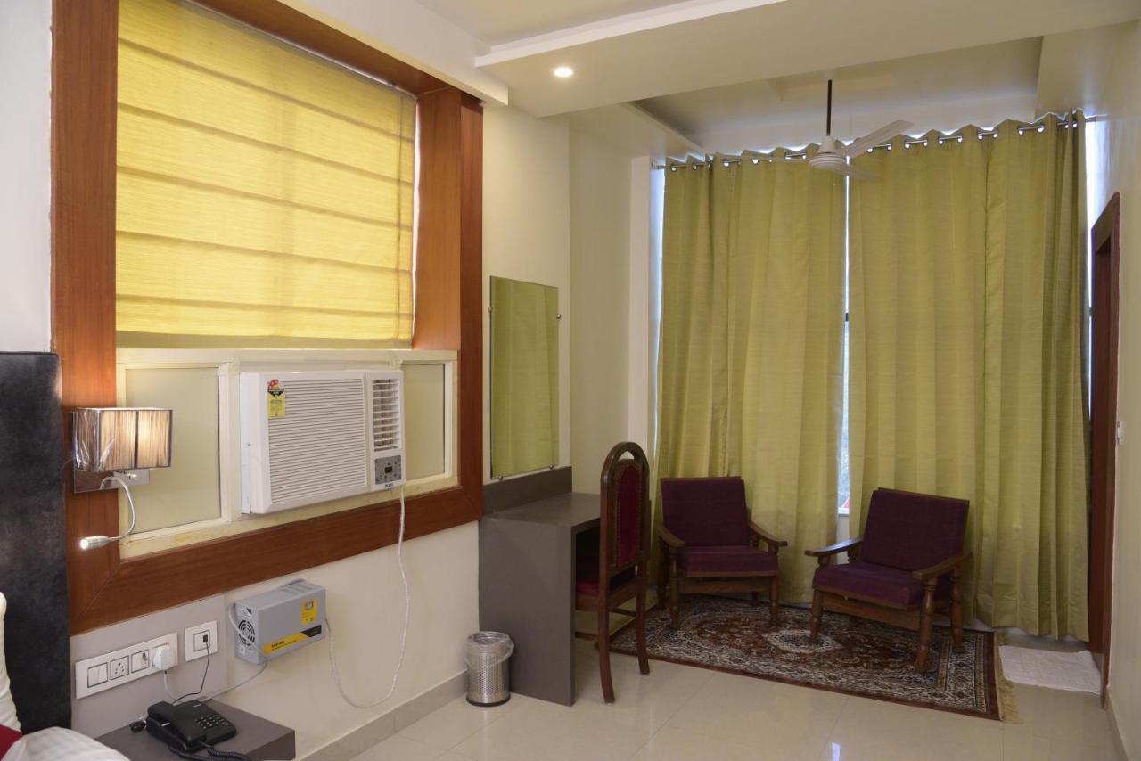 Hotel Le Cypress Bareilly Exterior photo