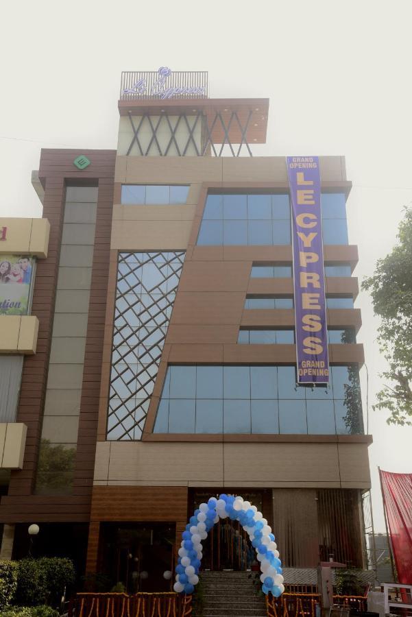 Hotel Le Cypress Bareilly Exterior photo