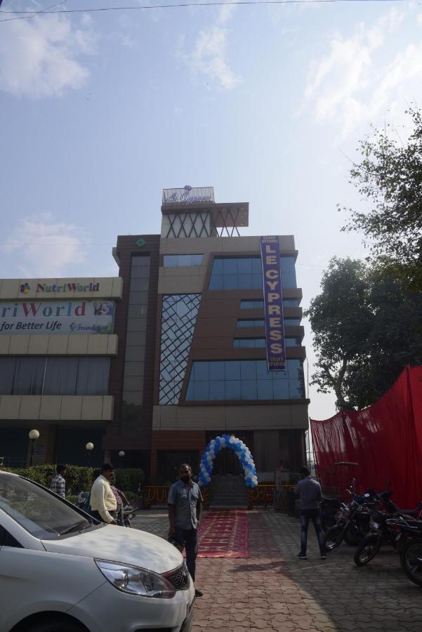 Hotel Le Cypress Bareilly Exterior photo